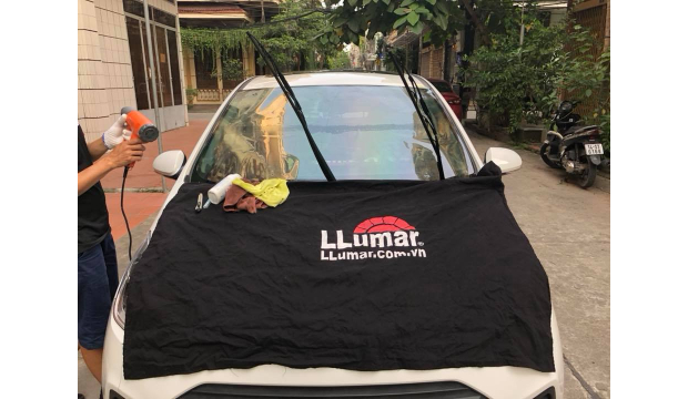 Dịch vụ dán phim cách nhiệt xe hơi tại nhà của Auto365 Hồ Chí Minh!